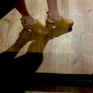 Cute clogs tan 7.5